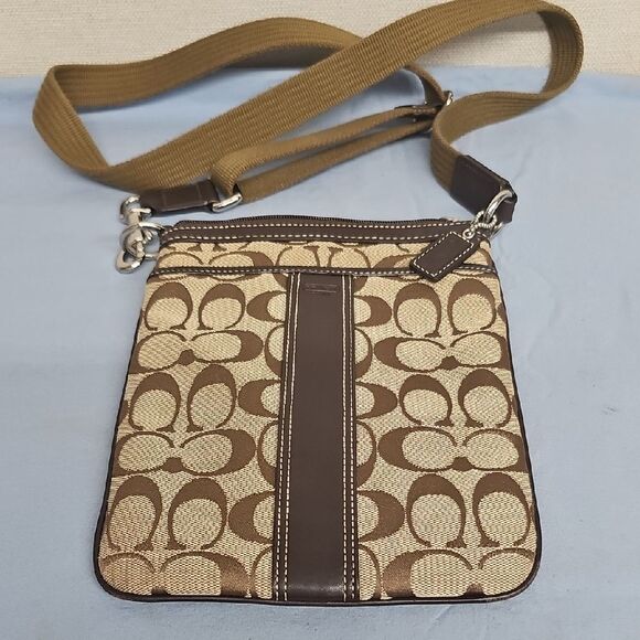 COACH SIGNATURE STRIPE SWINGPACK BFPM-07-009 - Picture 1 of 6